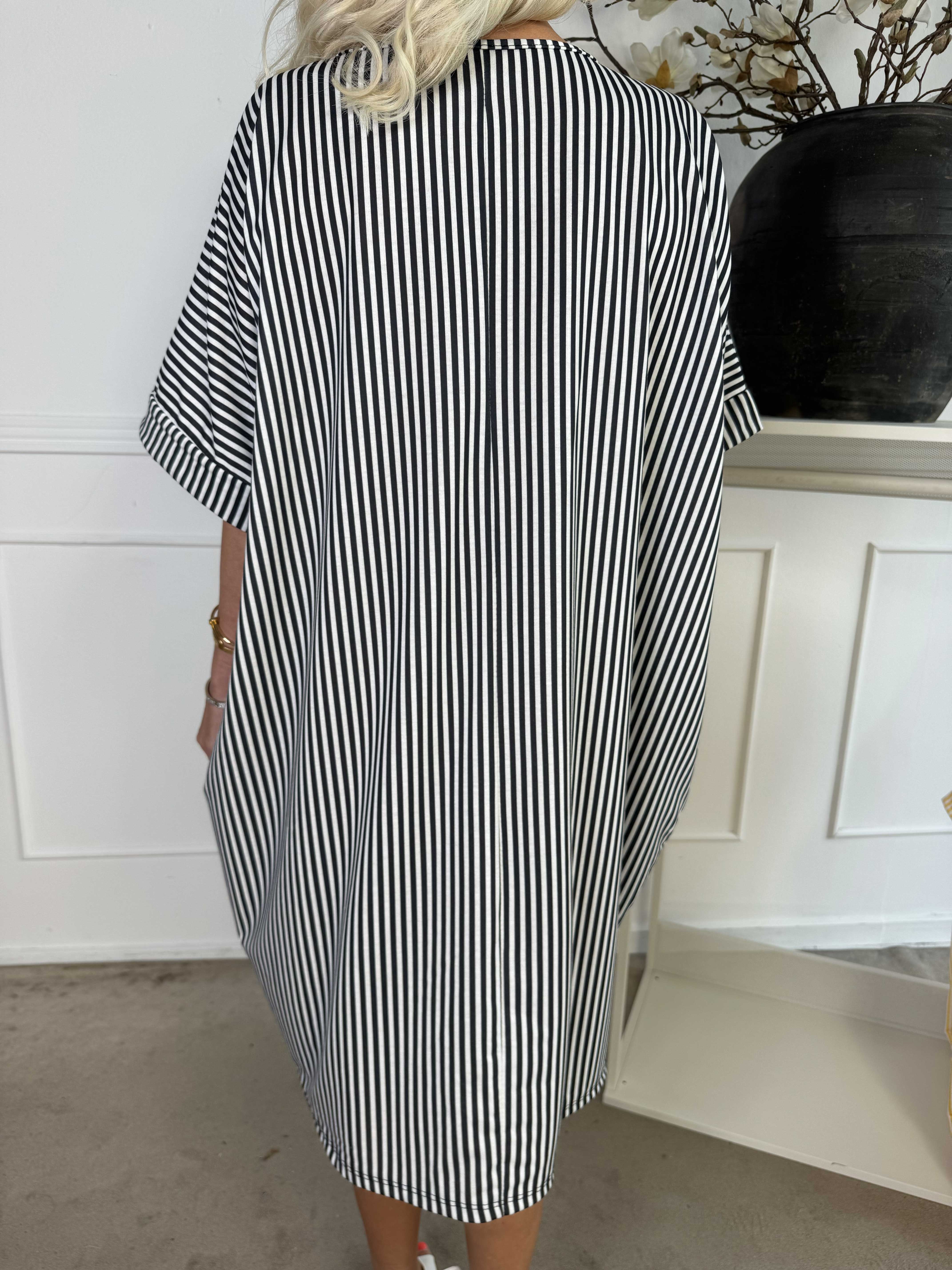 Mintu Stripe Dress - Mjuk randig klänning i bomull med similisten